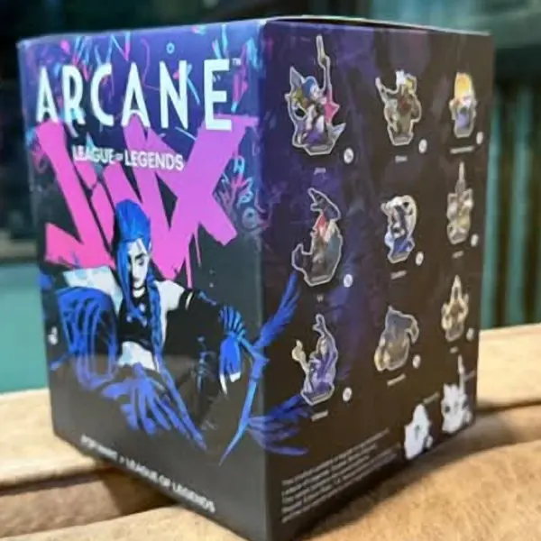 Parte trasera de la caja Pop Mart Arcane con las figuras de la serie